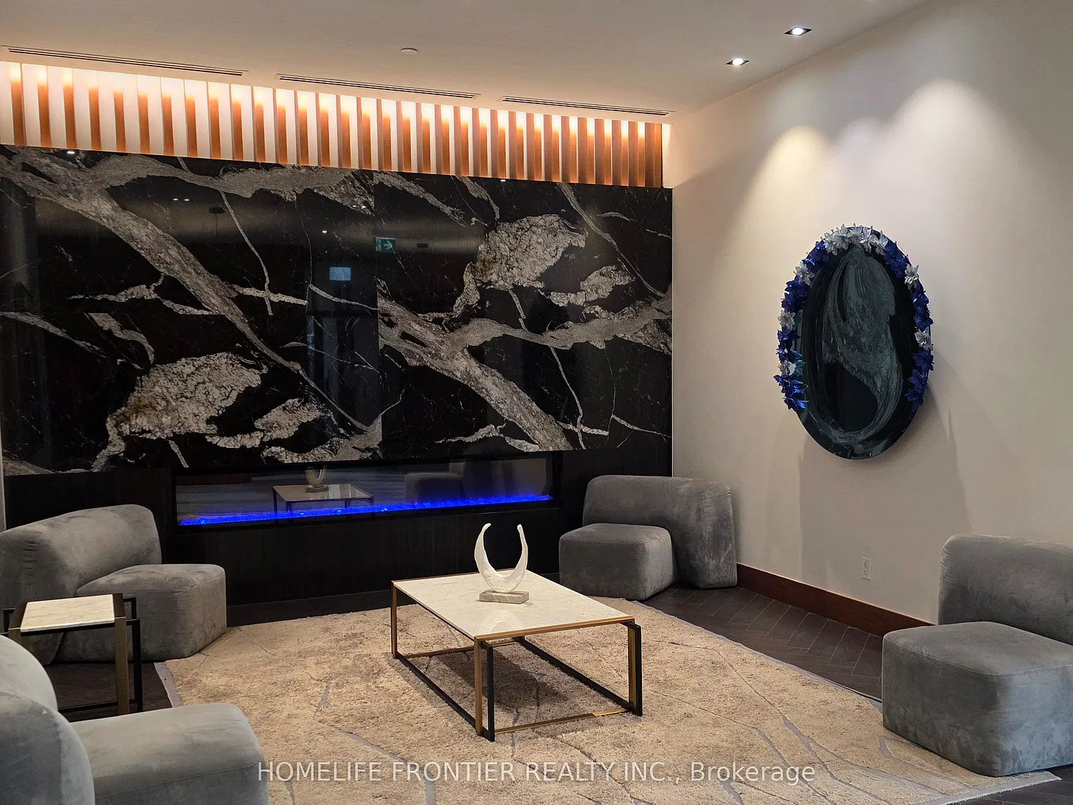 The Met Condos — Photo 2