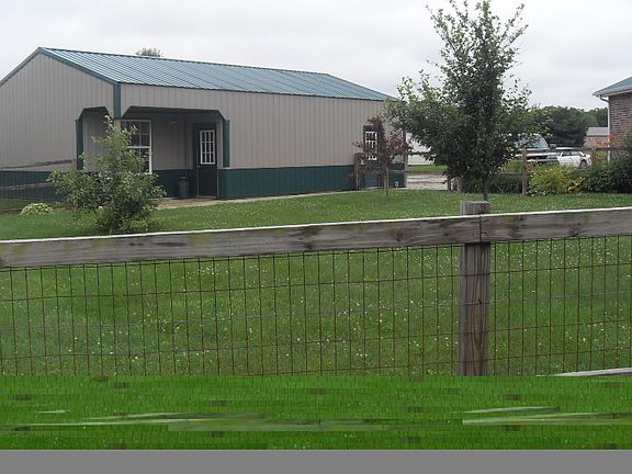 Pole barn w/cement fl & elec