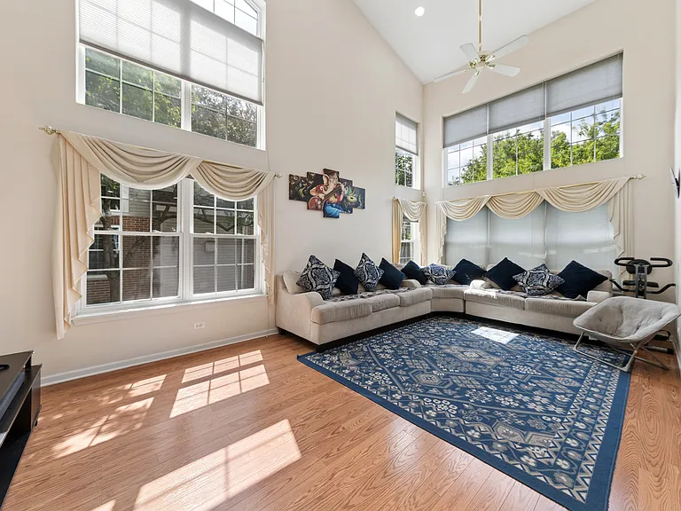 122 Bay Dr — Photo 2