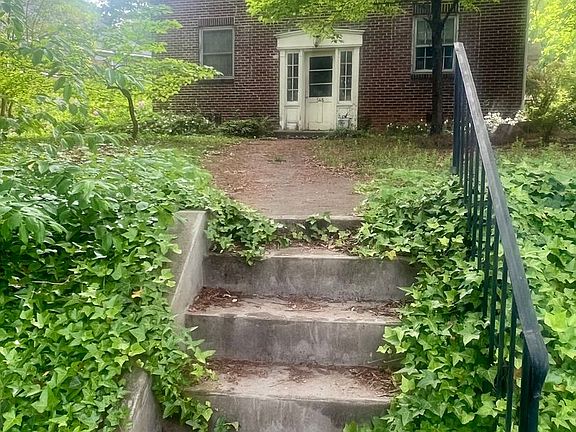 2nd image of 546 Circle Dr APT 4