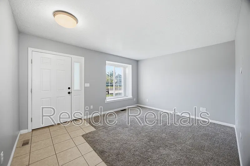 3 bed, 2.0 bath, 1700 sqft, $2,200 — Photo 2