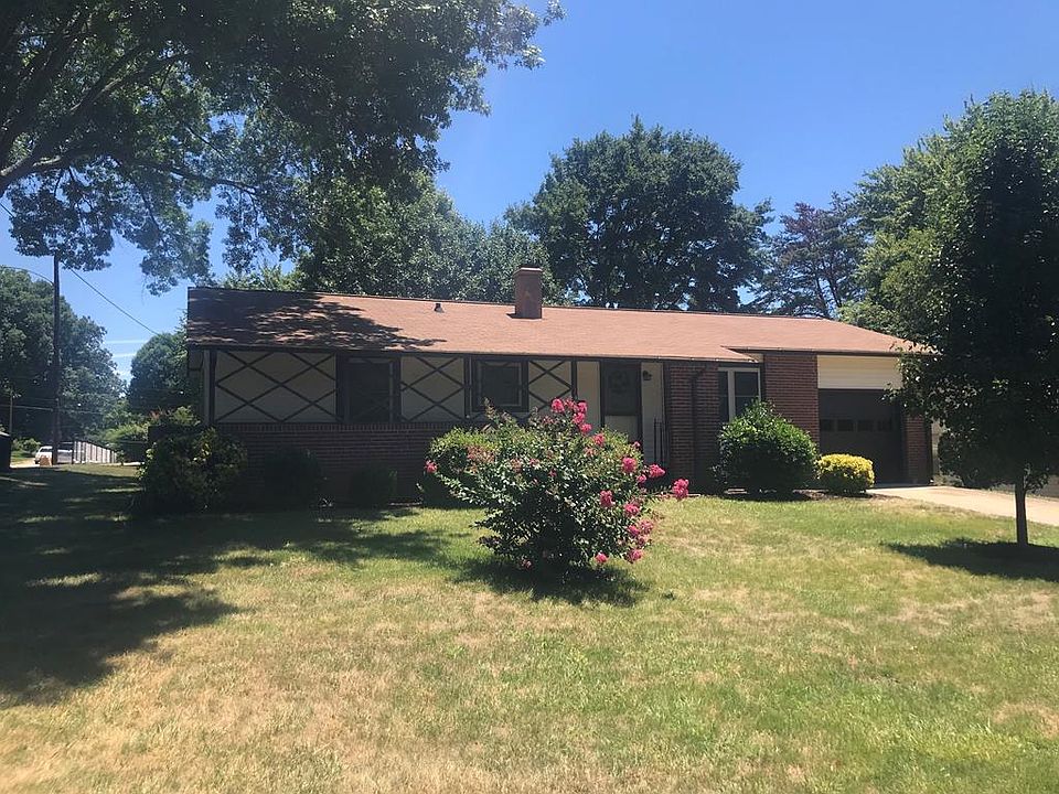 1st image of 460 Brooke Dr