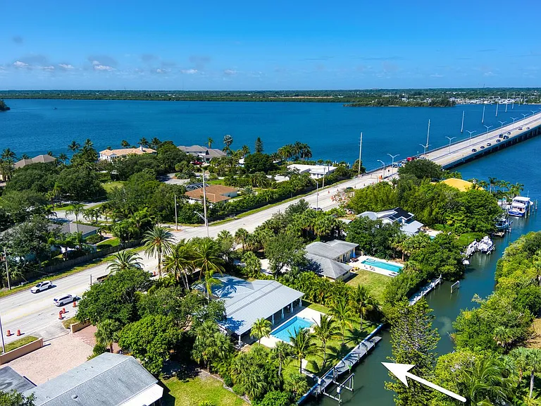 537 E Causeway Blvd — Photo 22