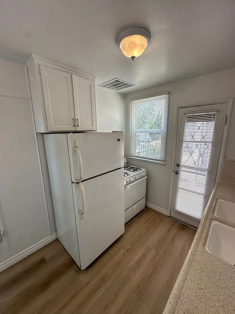 Newly Upgraded 1 Bedroom Apartment in Bixby Knolls — Photo 4