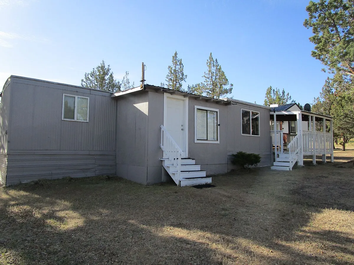 Building Photo - 6760 SE Canyon Rd