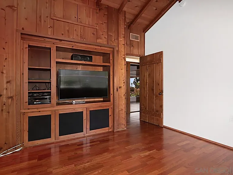 573 Amphitheatre Dr — Photo 31