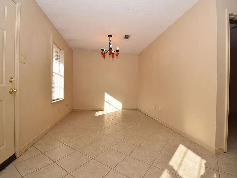 402 W Florida Ave — Photo 4