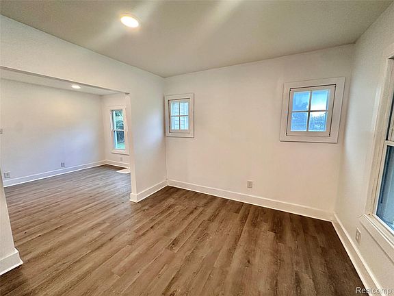 4th image of 12048 Longview St
