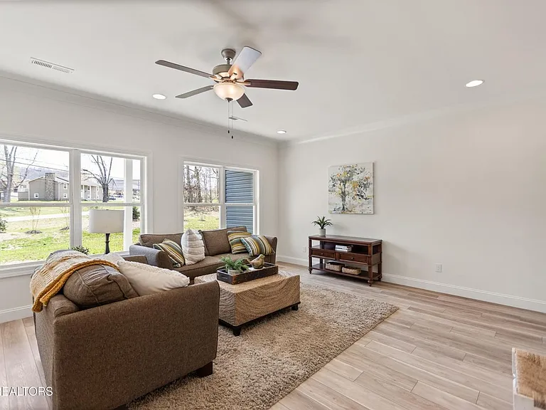 1402 Summer Meadow Dr — Photo 4