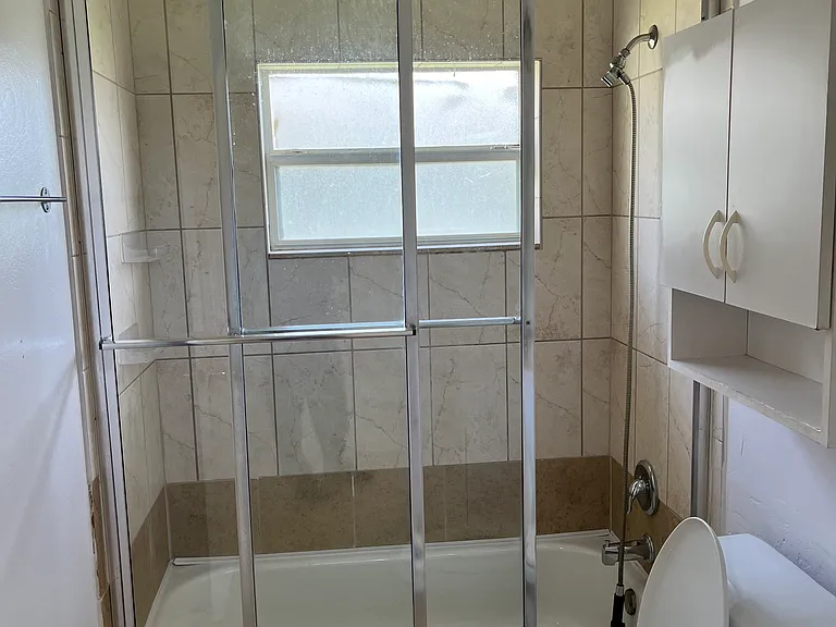1902 SW Cameo Blvd — Photo 1