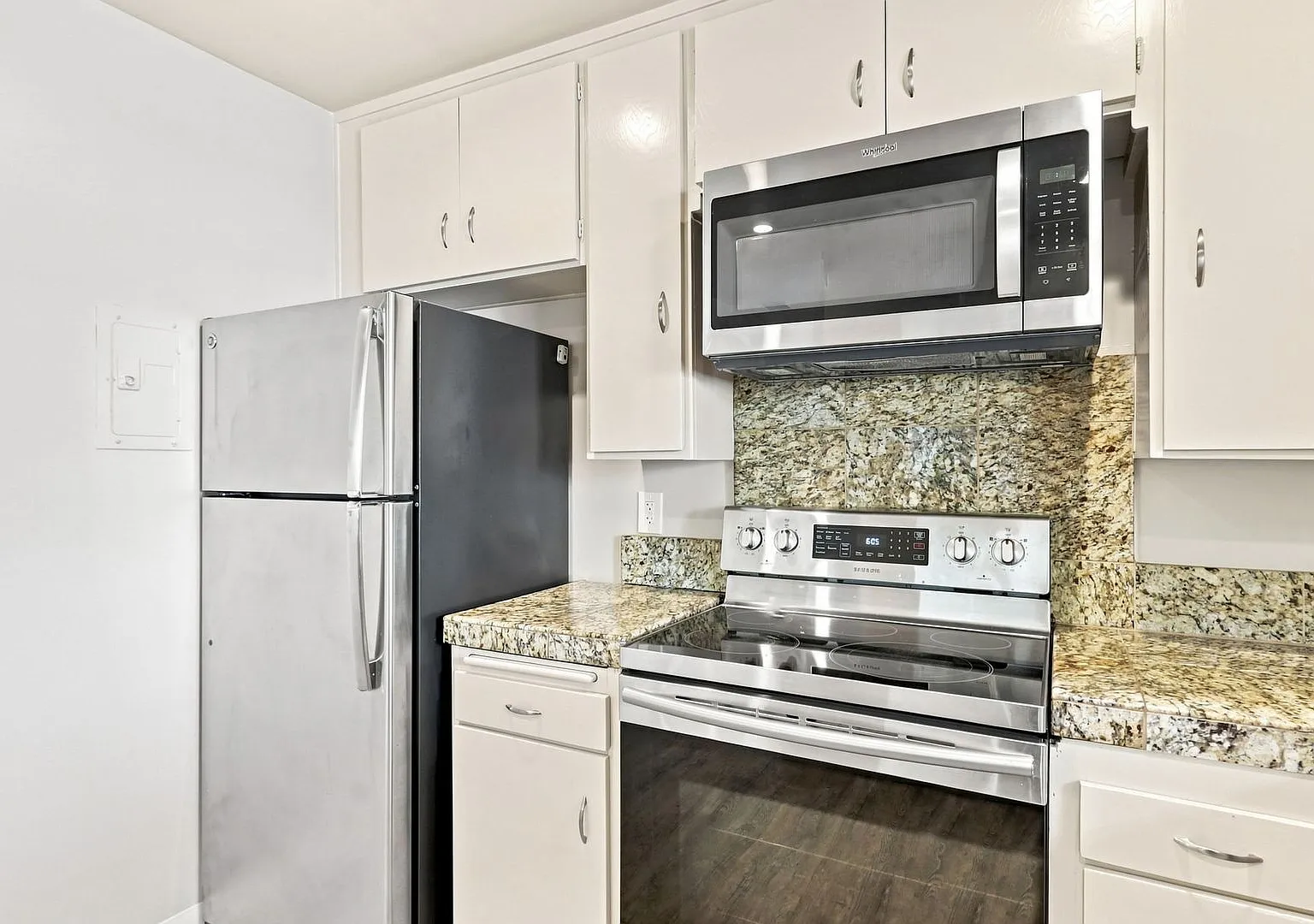 935 Castlewood Dr — Photo 4