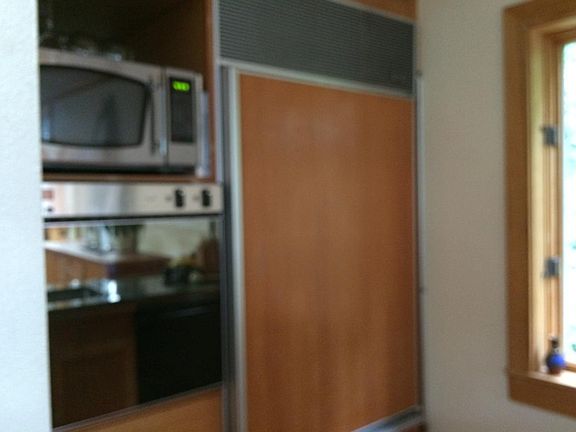 Oven and refrigerator