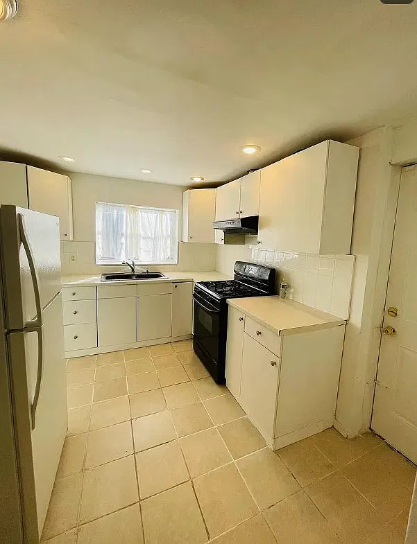 3 bed, 912 sqft, $1,600 — Photo 3