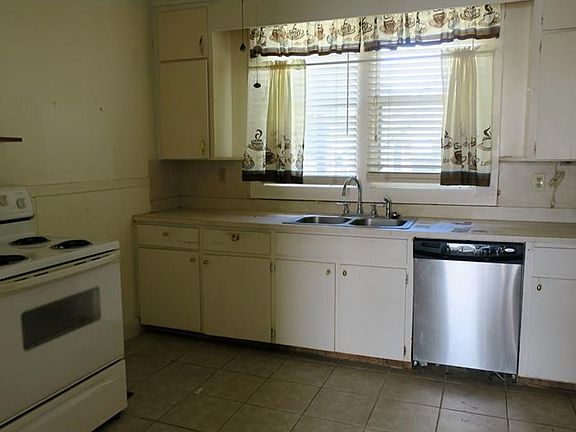5th image of 2438 Avenue C SW