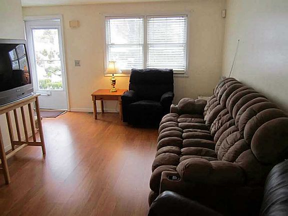 4th image of 325 Washington St APT E