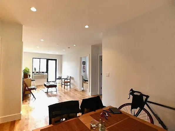 220 Vernon Ave APT 4B, Brooklyn, NY 11206