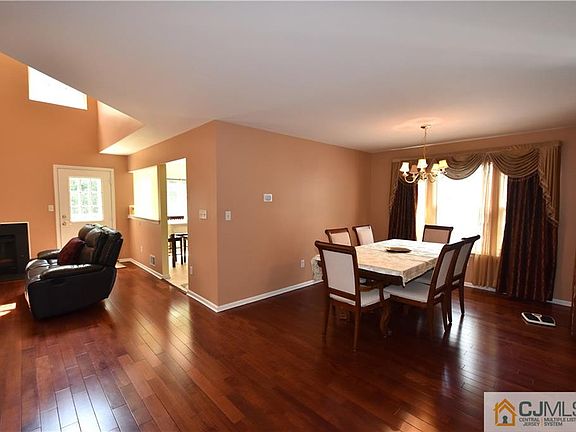 5th image of 140 Briarwood Dr
