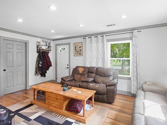 4th image of 315 Brown St