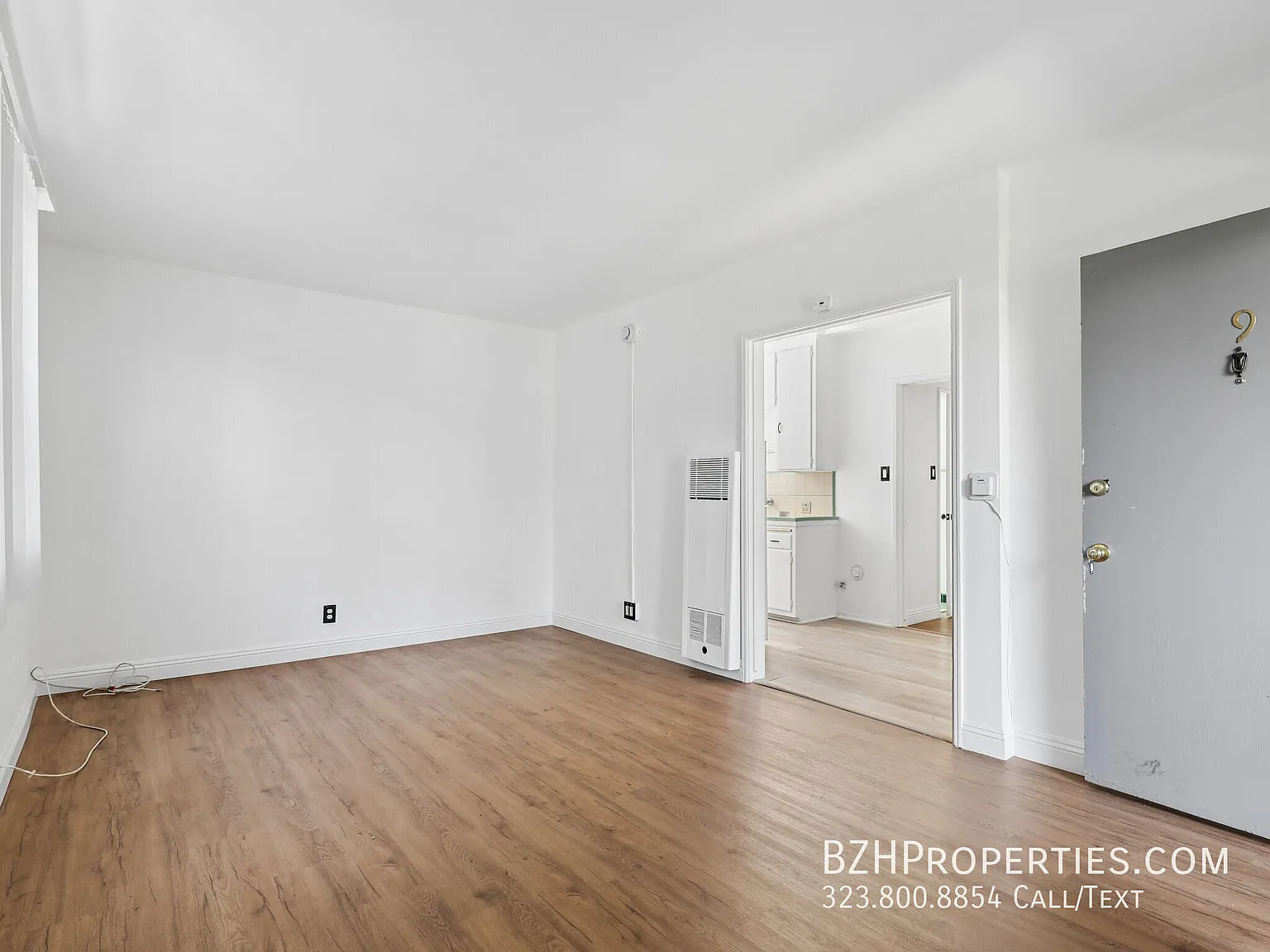 Classic Los Feliz One Bedroom with Parking Available — Photo 2