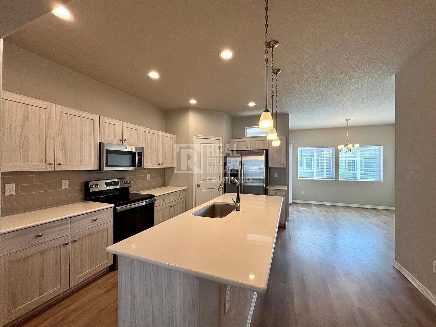 Spacious D20 Townhome with Upgraded Finishes — Photo 3