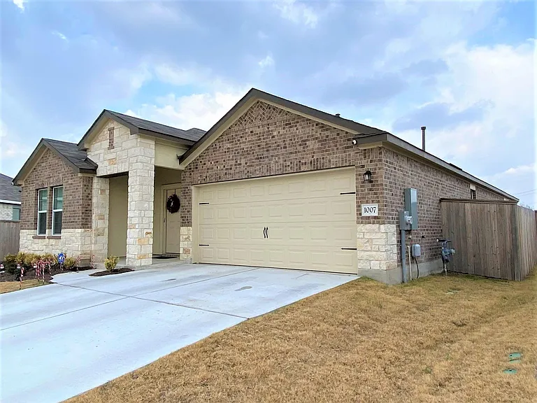 1007 Wolseley Cv — Photo 3