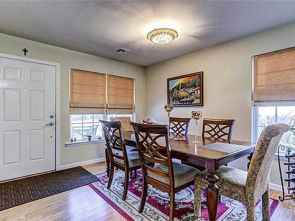 5th image of 7 Southampton Dr