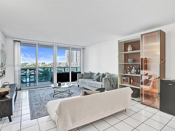 5th image of 100 Bayview Dr APT 401
