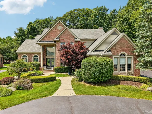 4500 Boxwood Ct, Rochester, MI 48306