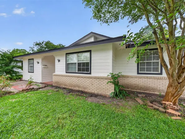 907 S 3rd St, La Porte, TX 77571