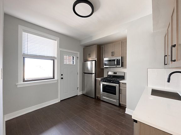 2nd image of 3150 W Sunnyside Ave Unit F4