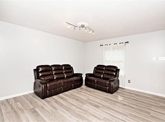 5th image of 4220 Eiffel Dr