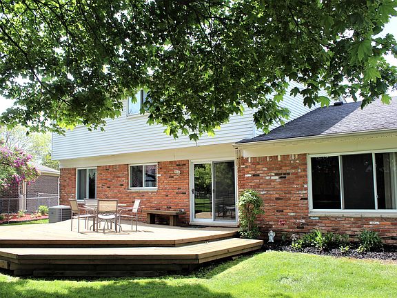 5th image of 45763 Holmes Dr