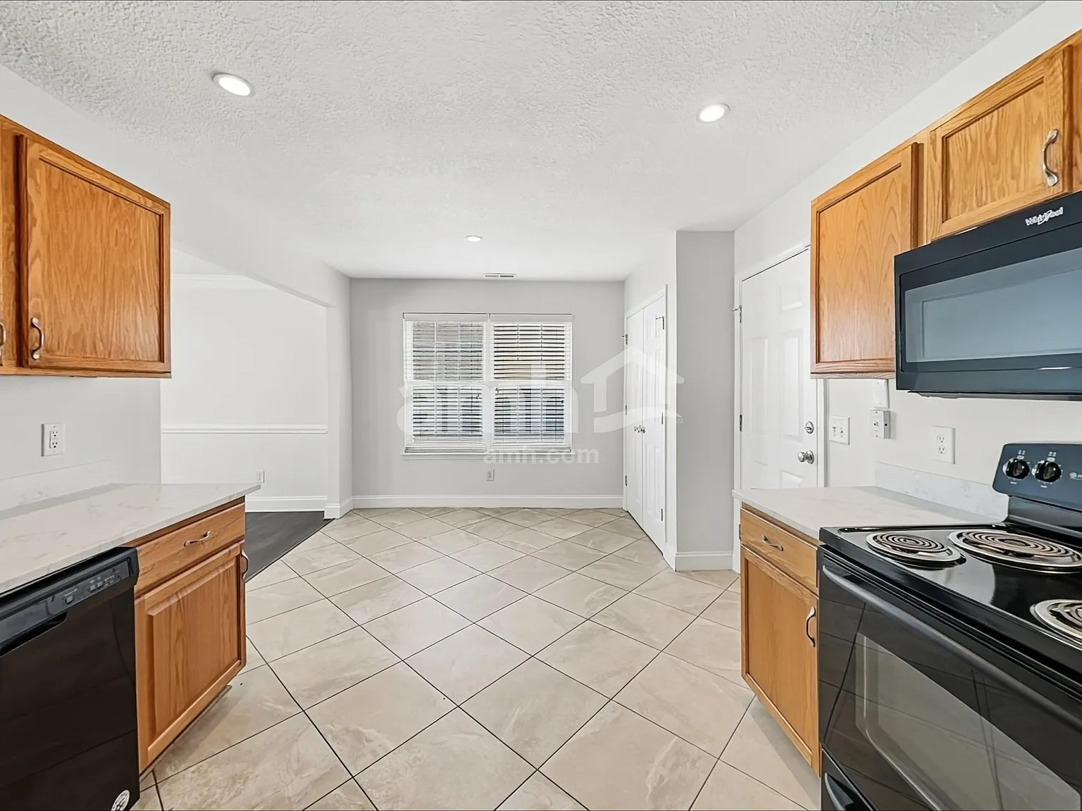 3 bed, 2.0 bath, 1800 sqft, $2,155 — Photo 3