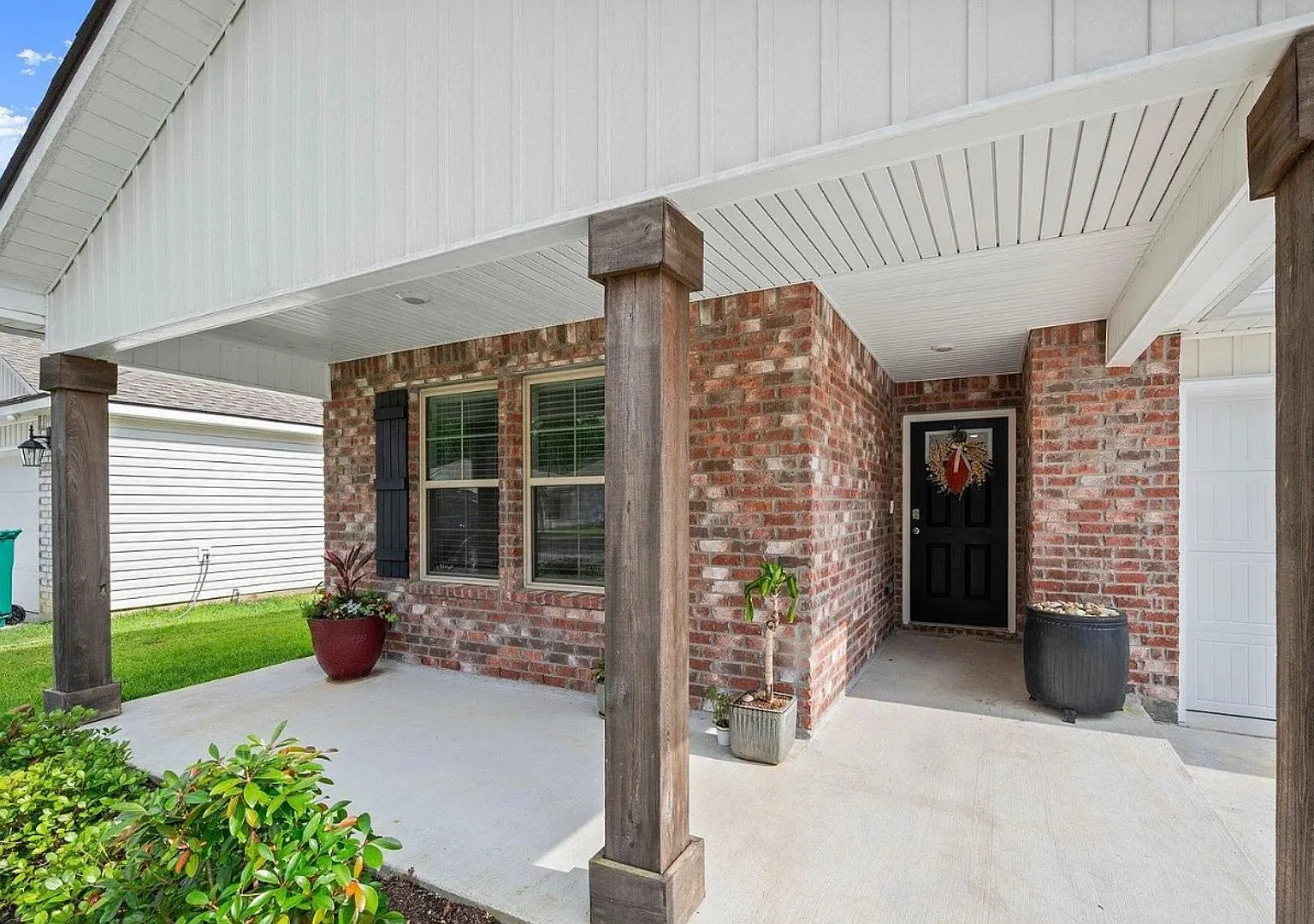 Charming 4-Bed Home in Denham Springs with Spacious Backyard — Photo 3