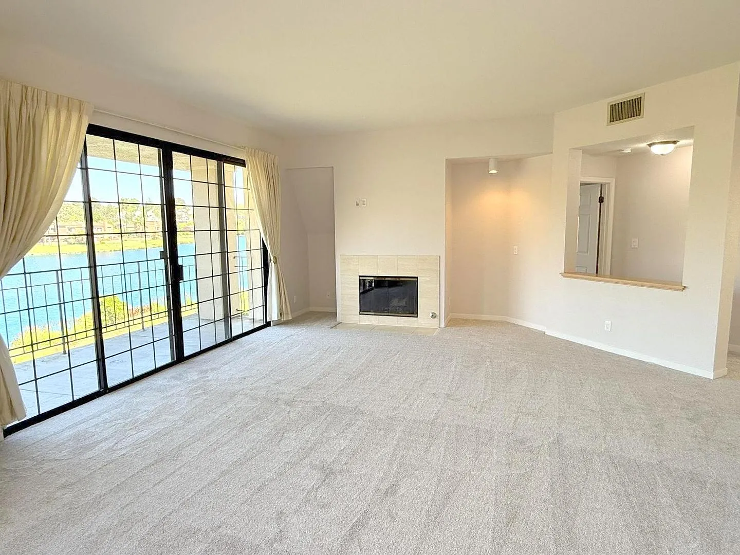 Beautiful Lakefront Condo Home With Spectacular Views of the Lake at Canyon Lakes - San Ramon — Photo 4