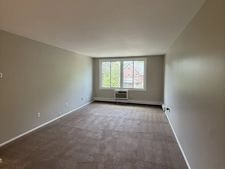 2025 E Greenwich Ave — Photo 3