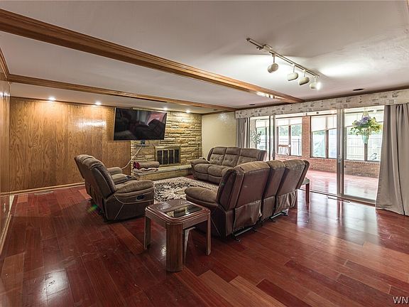 4th image of 66 Four Seasons Rd W