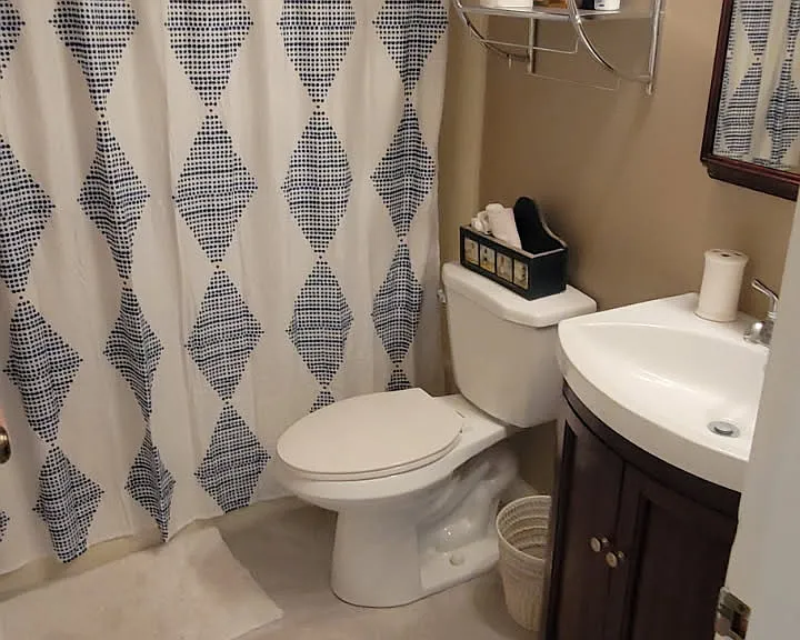 Upgraded Hall Full Bath with Tub