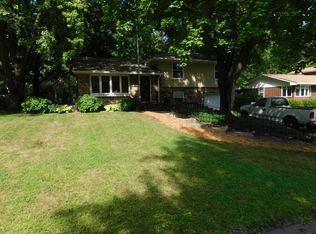 69 Farrell St N, Maplewood, MN 55119