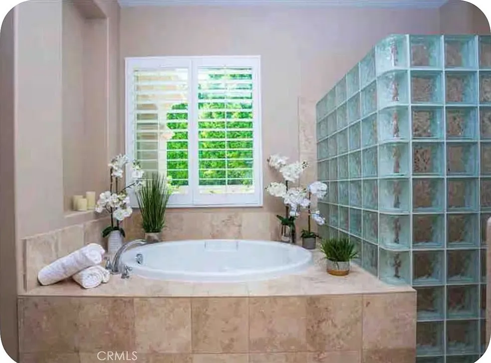 5 bed, 3.5 bath, 3207 sqft, $8,900 — Photo 4