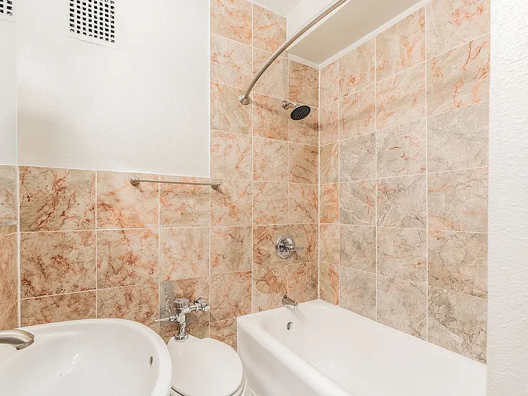 Charbern Apartments — Photo 16