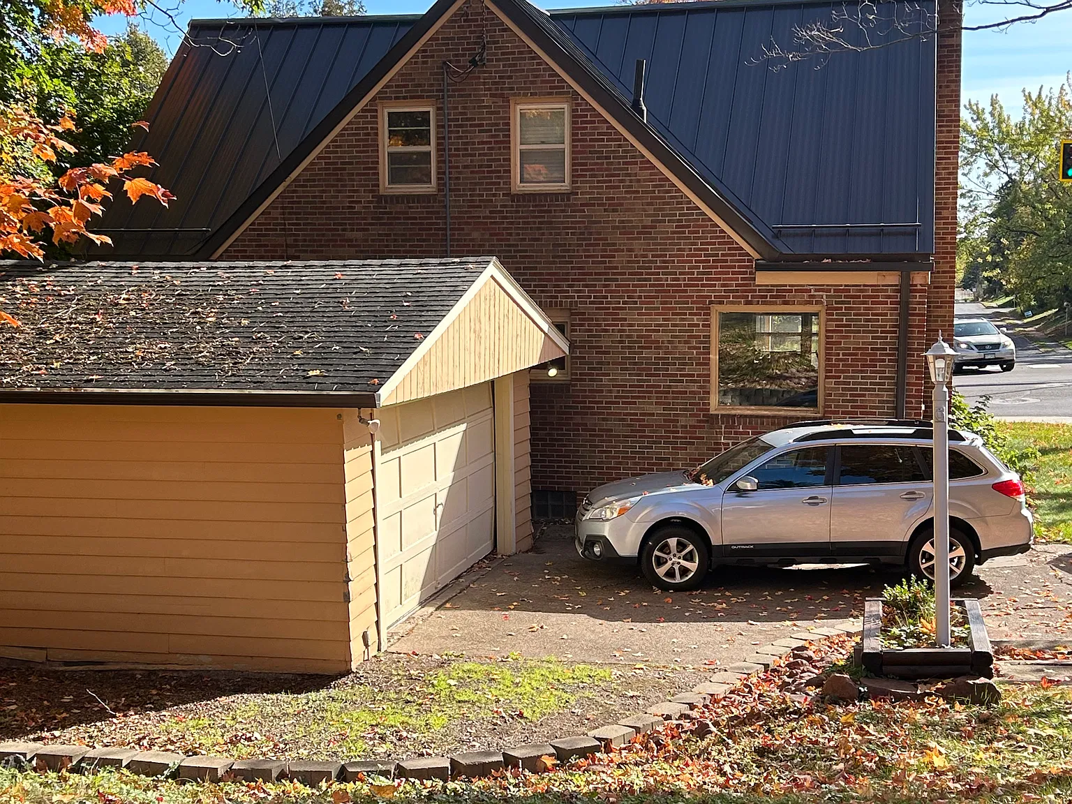 409 W Arrowhead Rd — Photo 2