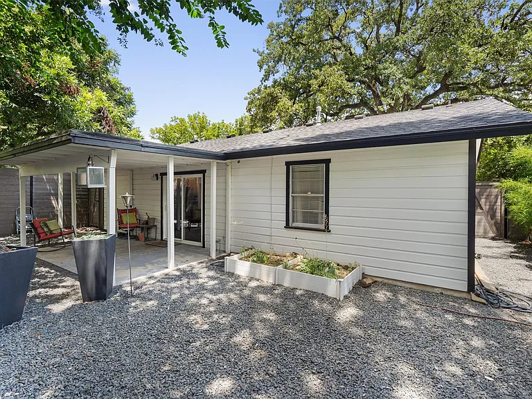1182 Angelina St — Photo 26