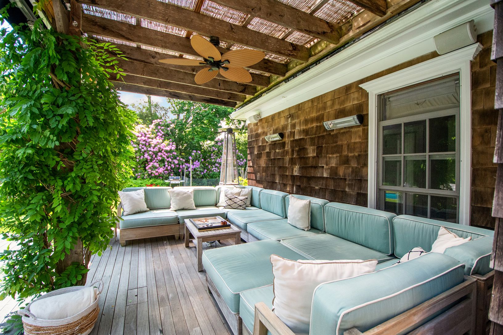  covered seating area of 140 LP