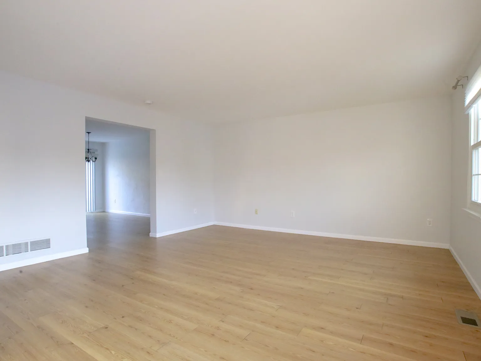 3 bed, 1972 sqft, $2,500 — Photo 3
