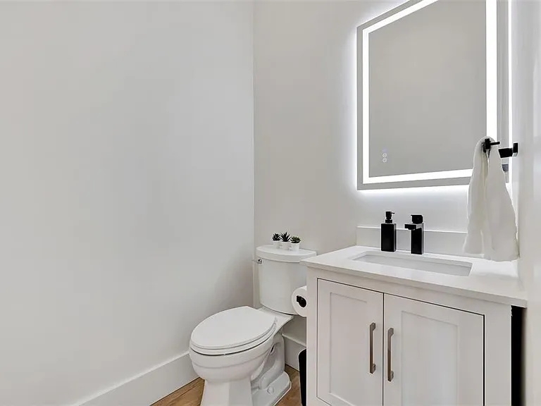 341 Albert St — Photo 44