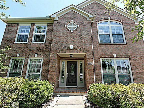 EYE-CATCHING CURB APPEAL AND A COVERED ENTRY WELCOMES YOUR GUESTS AS THEY ARRIVE