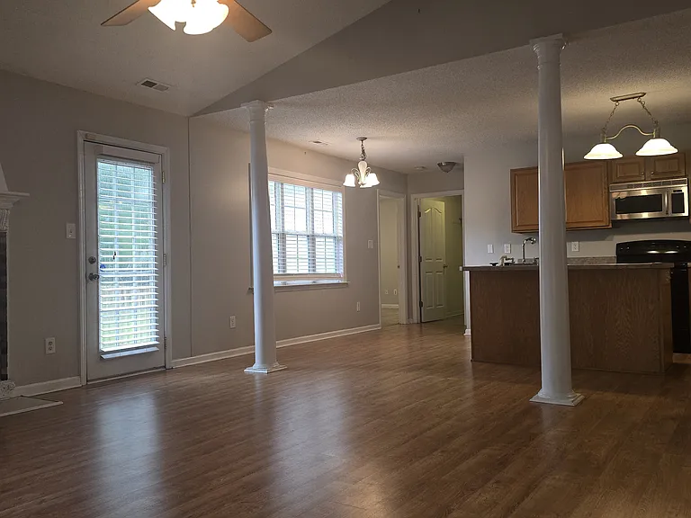 432 Spring Dr — Photo 5