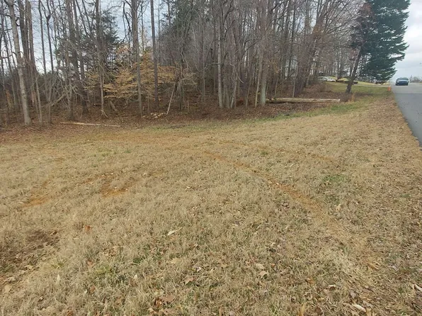 104 Esther Ln, Walkertown, NC 27051