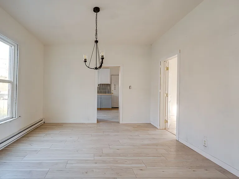 225 SE Spring St — Photo 7